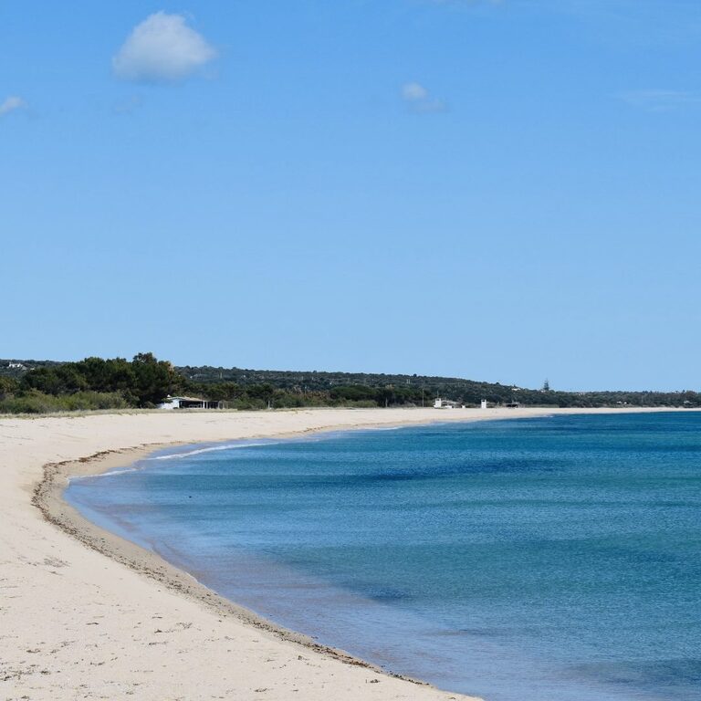 Sandstrand und Meer an der Küste bei Orosei auf Sardinien